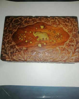 Scrigno in legno intarsiato 