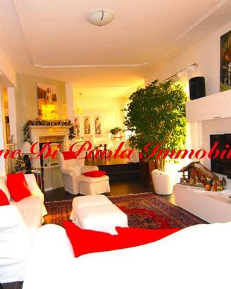 Casa indipendente di 400 m² con più di 5 locali e 