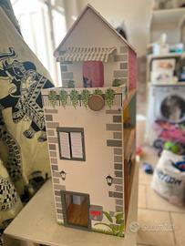 Casetta completa di personaggi