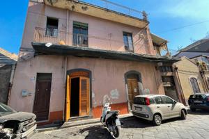 Acicatena centro casa singola mq 120 + garage