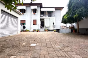 AMPIO APPARTAMENTO CON BOX AUTO IN CENTRO PAESE!
