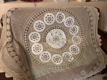 Ricamato a mano x tavolo tondo