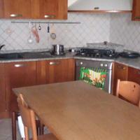 cucina ad angolo in noce e piano in marmo