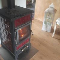 stufa in ghisa con piastrelle bordo'