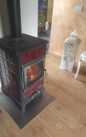 stufa in ghisa con piastrelle bordo'