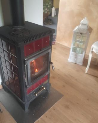 stufa in ghisa con piastrelle bordo'