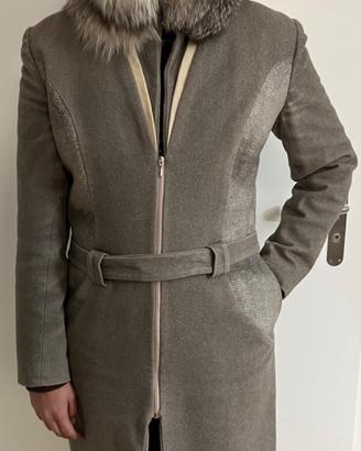 Cappotto con collo in vera pelliccia
