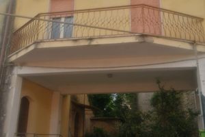 Casa su tre livelli con terrazzo
