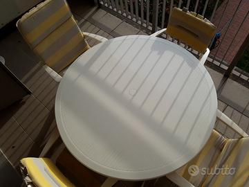 tavolo con 4 poltroncine 