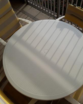 tavolo con 4 poltroncine 