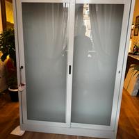 Armadio metalllico con chiusura e ripiani