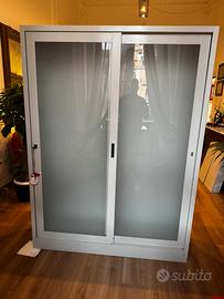 Armadio metalllico con chiusura e ripiani