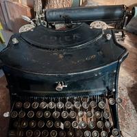 Macchina da scivere vecchia Adler