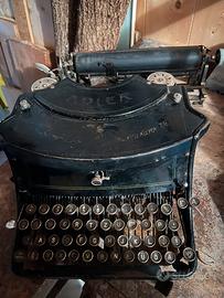 Macchina da scivere vecchia Adler