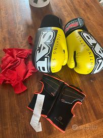 Guantoni con fasce per sport da combattimento