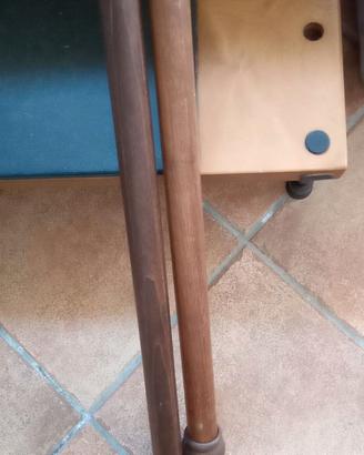 Due bastoni tende in legno marrone con ganci per a