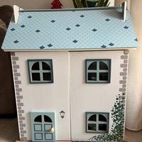 Casetta per bambini in legno. Gioco bambini.