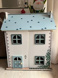 Casetta per bambini in legno. Gioco bambini.