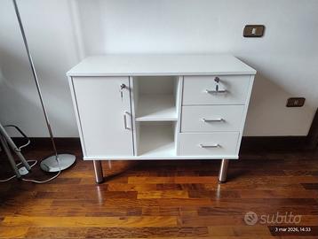 mobile bianco con spazio a giorno