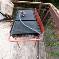 Barbecue con doppia piastra in ghisa