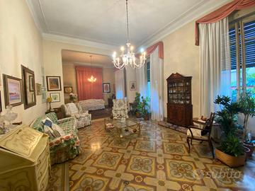 Villa di 400 m² con più di 5 locali e box auto dop