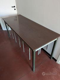 Tavolo con sgabelli