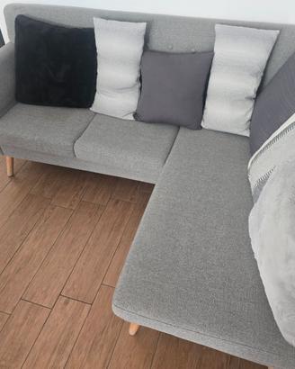 Divano moderno a L con cuscuni, pari al nuovo