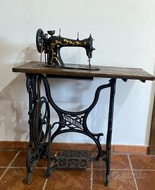 Macchina da cucire d'epoca