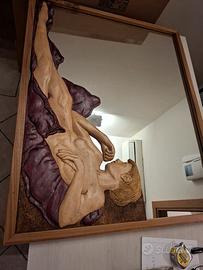 specchio con particolare in legno
