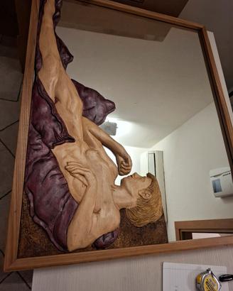 specchio con particolare in legno