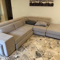 Divano angolare con letto estraibile e pouf