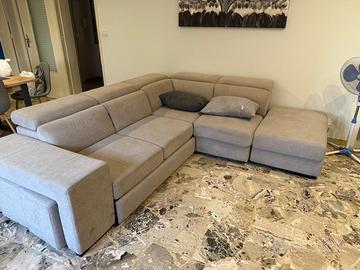 Divano angolare con letto estraibile e pouf