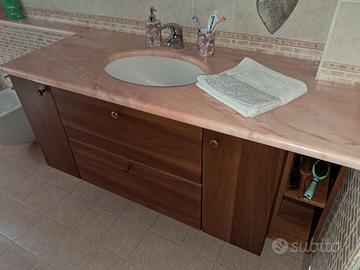 Bagno con piano in marmo e sanitari