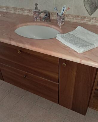 Bagno con piano in marmo e sanitari