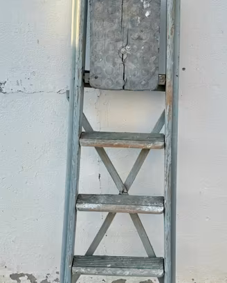 Vecchia scala in legno da imbianchino