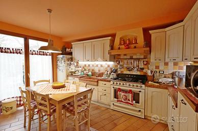 VILLA A SCHIERA A TRIESTE