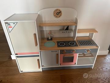Cucina giocattolo in legno