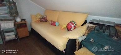 Divano a tre posti che diventa due letti singoli