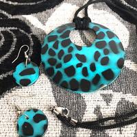 Set girocollo e orecchini leopardati madreperla