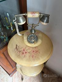 Tavolino portatelefono vintage e telefono d’epoca