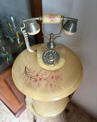 Tavolino portatelefono vintage e telefono d’epoca