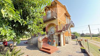 Casa indipendente con corte recintata ed annessi