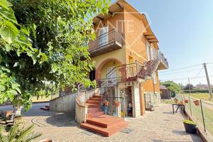 Casa indipendente con corte recintata ed annessi