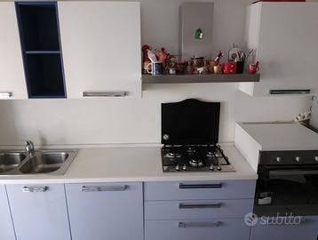 Cucina con elettrodomestici