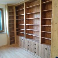 libreria a C in legno vecchio con scrivanie