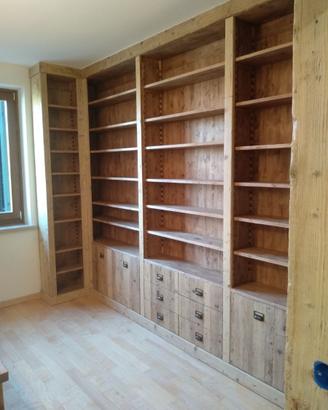 libreria a C in legno vecchio con scrivanie