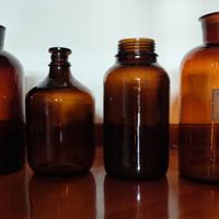 Bottiglie vetro laboratorio chimica