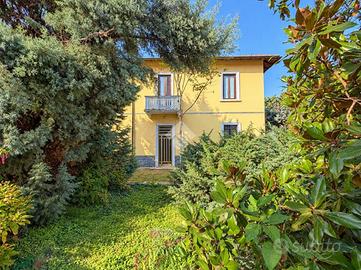 VILLA SINGOLA A CARONNO PERTUSELLA