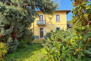 VILLA SINGOLA A CARONNO PERTUSELLA