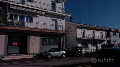 Attività / Licenza di 98 m² con 1 locale a Riccion